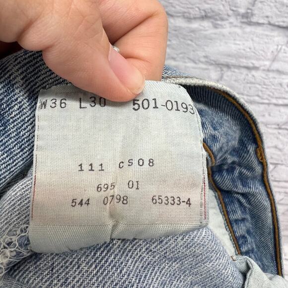 Vintage Levi's 501 Mens Jeans Size 36x30 Light Wash Distressed Button Fly USA - Picture 8 of 8